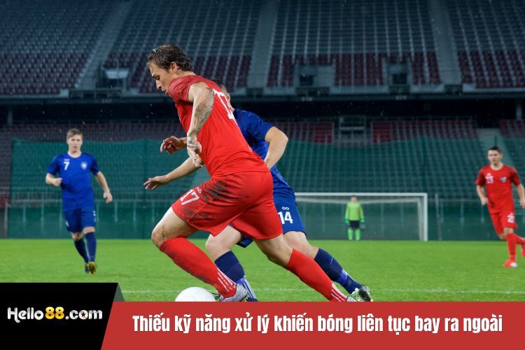 Thiếu kỹ năng xử lý khiến bóng liên tục bay ra ngoài khung thành