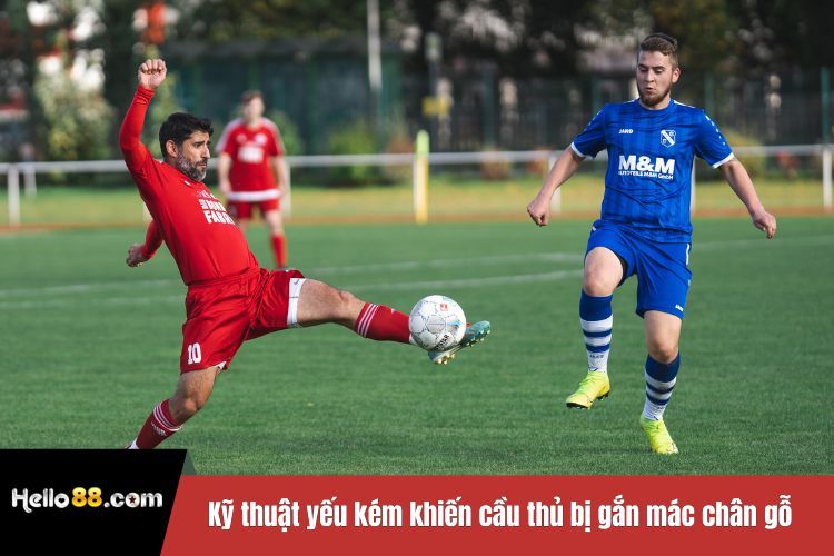 Kỹ thuật yếu kém khiến cầu thủ bị gắn mác chân gỗ trong bóng đá